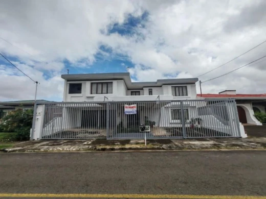 Casa amplia en condominio, Alajuela – 3 habitaciones + cuarto de servicio