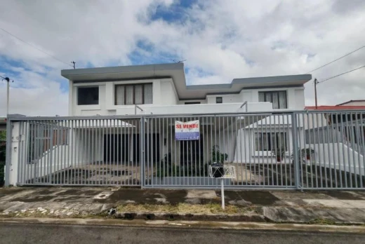 Casa amplia en condominio, Alajuela – 3 habitaciones + cuarto de servicio